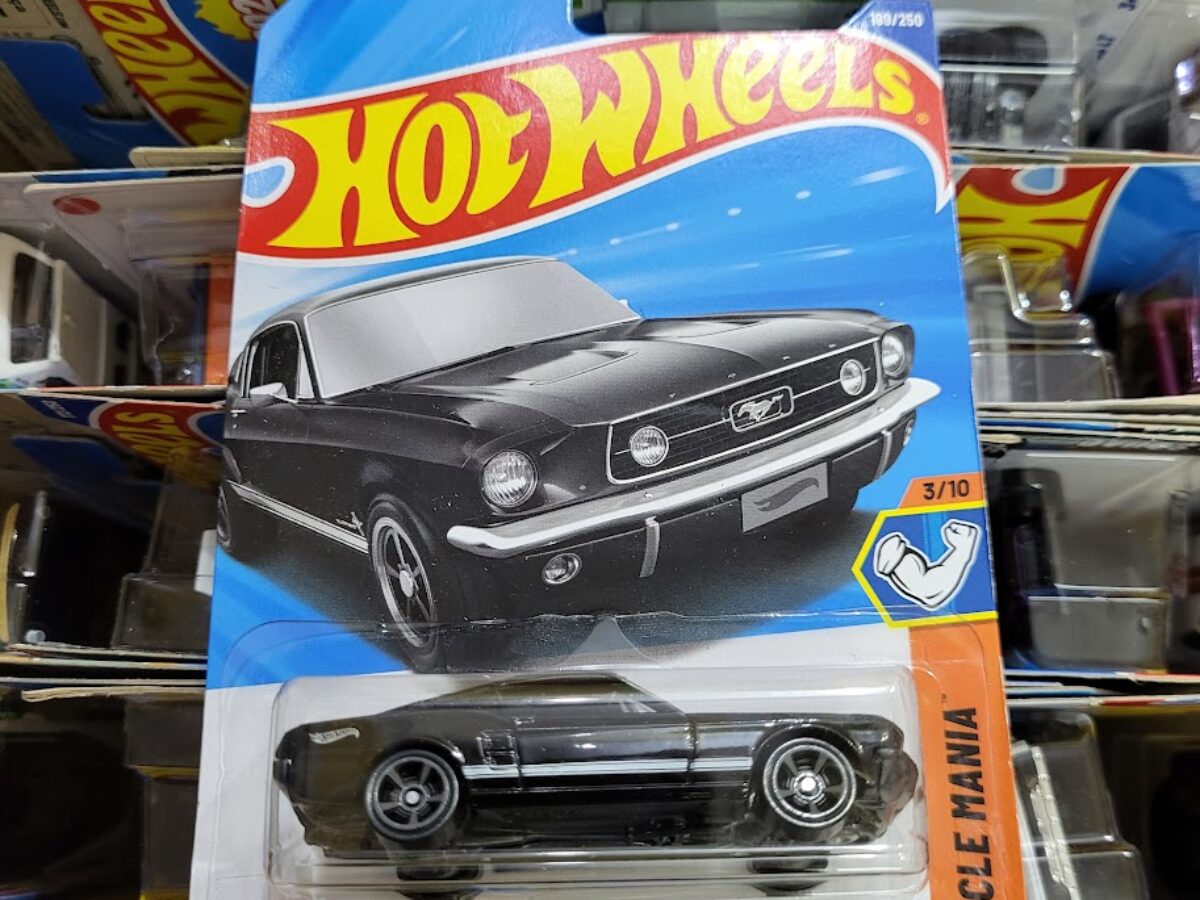 Exclusive Hot Wheels 67 Mustang J case - gaurstrendy